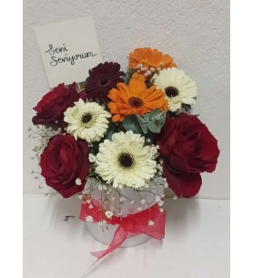 Porselen Vazoda Gerbera ve güller