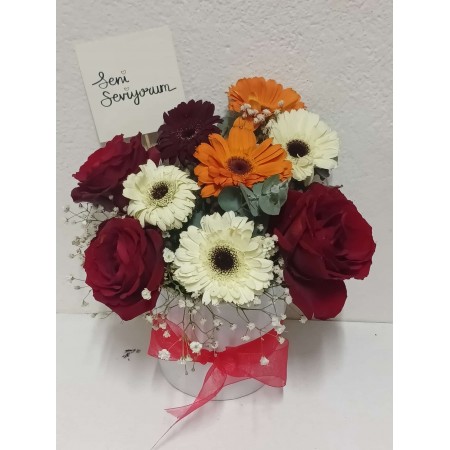 Porselen Vazoda Gerbera ve güller